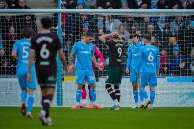 Swansea City 'den bir Vipotnik, Coventry Building Society Arena, Coventry, İngiltere, 26 Aralık 2025' te Coventry City ve Swansea City arasındaki Gökyüzü İddia Şampiyonası maçında yakınlaştıktan sonra kafasını tutuyor.