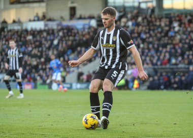 Notts County 'den Matthew Platt, 26 Aralık 2025' te İngiltere 'nin Chesterfield kentindeki SMH Group Stadyumu' nda oynanan Sky Bet 2 maçında top üzerinde.