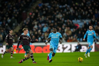 Swansea City 'den Ethan Galbraith, Coventry City ile Coventry Building Society Arena, Coventry, İngiltere' deki Coventry City arasındaki Sky Bet Şampiyonası maçında Coventry City 'den Ephron Mason-Clark' ın baskısı altında pas veriyor.