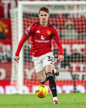 Manchester Untie takımından Jack Fletcher, Manchester United ve Newcastle United maçında 26 Aralık 2025 'te Old Trafford, Manchester, İngiltere' de topa vurdu.