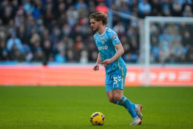 Coventry City 'den Jack Rudoni, Coventry Building Society Arena, Coventry, İngiltere, 26 Aralık 2025' te Coventry City ve Swansea City arasındaki Sky Bet Şampiyonası maçında topu kontrol ediyor.