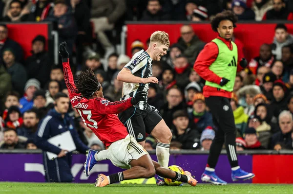 Lewis Hall of Newcastle United, Manchester United ile Newcastle United arasındaki Premier League maçı sırasında Manchester Untie 'li Patrick Dorgu tarafından 26 Aralık 2025' te Old Trafford, Manchester, İngiltere 'de mücadele edildi.