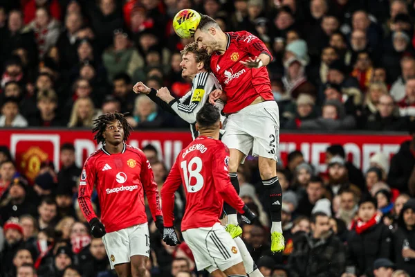 Manchester Untie 'den Diogo Dalot, Manchester United' ın Newcastle United 'a karşı oynadığı Premier Lig karşılaşmasında Newcastle United' dan Nick Woltemade 'ın yüksek topunu 26 Aralık 2025' te Old Trafford, Manchester, İngiltere 'de kazandı.