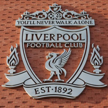 Liverpool FC arması Premier Lig maçında Liverpool 'a karşı Wolverhampton Wanderers Anfield, Liverpool, Birleşik Krallık' ta 27 Aralık 2025