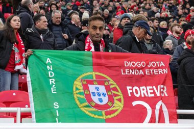 İngiltere 'nin Liverpool kentinde oynanan Premier League maçı sırasında Diogo Jota bayrağı taşıyan bir Liverpool taraftarı Wolverhampton Wanderers' a karşı 27 Aralık 2025