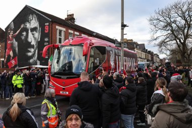 Liverpool takım koçu, 27 Aralık 2025 'te İngiltere' nin Liverpool kentinde oynanan Premier League maçında Liverpool ile Wolverhampton Wanderers arasındaki karşılaşmada seyircileri karşılamak için sokaklara dökülürken geliyor.