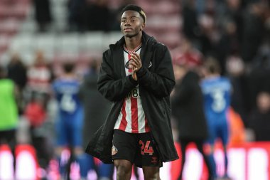 Sunderland 'dan Simon Adingra, 28 Aralık 2025' te İngiltere 'nin Sunderland kentinde oynanan Premier League maçının son düdüğü sonrasında taraftarları alkışlıyor.