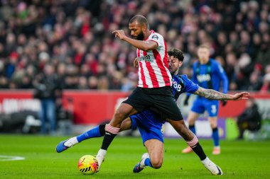 Brentford 'dan Igor Thiago, Premier League karşılaşmasında Bournemouth' dan Marcos Senesi 'ye karşı Gtech Community Stadyumu, Londra, Birleşik Krallık' ta 27 Aralık 2025 'te oynanan karşılaşmada yarışacak.