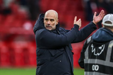 Manchester City 'nin Pep Guardiola teknik direktörü Premier League maçından sonra Nottingham Forest Manchester City' ye karşı 27 Aralık 2025 'te City Ground, Nottingham, İngiltere' de oynanan maçta kamerada şakalaşarak jest yapıyor.