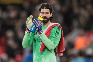 Liverpool 'dan Alisson Becker, 27 Aralık 2025' te İngiltere 'nin Liverpool kentinde oynanan Premier League maçında Liverpool ile Wolverhampton Wanderers arasındaki son ıslık çaldıktan sonra taraftarları alkışlıyor.