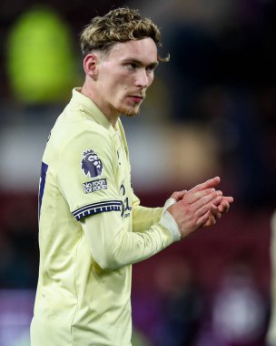 Everton 'dan James Garner Premier Lig karşılaşması sonrasında taraftarlarını alkışlıyor Burnley, Burnley, İngiltere' de Everton 'a karşı, 27 Aralık 2025