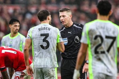 Hakem Robert Jones, Premier League maçında Manchester City, Nottingham City 'de Nottingham Forest' a karşı oynadığı 27 Aralık 2025 'te Manchester City' den Ruben Dias 'a talimat verdi.