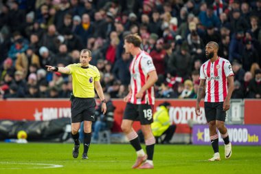 Hakem Peter Bankes, Brentford Premier League maçında Brentford Bournemouth 'a karşı Gtech Community Stadyumu' nda 27 Aralık 2025 'te oynanan kısa bir VAR denemesi sonrasında golü atıyor.