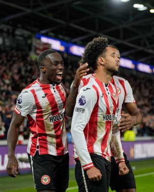 Brentford 'dan Kevin Schade, Brentford' dan Igor Thiago ve Brentford 'dan Michael Kayode, 27 Aralık 2025' te İngiltere 'deki The Gtech Community Stadyumu' nda Brentford Bournemouth 'a karşı oynanan Premier League maçında 3-1' lik galibiyet golünü kutluyorlar.