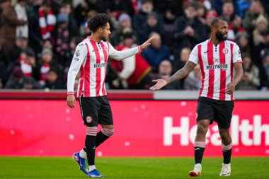 Brentford 'dan Kevin Schade, Premier League karşılaşması Brentford Bournemouth' a karşı Gtech Community Stadyumu 'nda 27 Aralık 2025' te oynanan karşılaşmada Brentford 'lu Igor Thiago ile 1-0 yapma hedefini kutluyor.