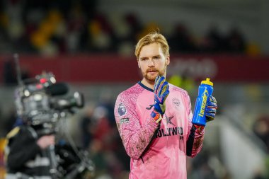 Brentford kalecisi Caoimhin Kelleher, Premier League maçının son düdüğü çaldıktan sonra taraftarları alkışlıyor Brentford Bournemouth 'a karşı Gtech Community Stadyumu, Londra, İngiltere, 27 Aralık 2025
