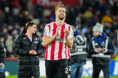Brentford 'dan Kristoffer Ajer, 27 Aralık 2025' te Londra 'daki Gtech Community Stadyumu' nda oynanan Premier League karşılaşmasında taraftarları alkışlıyor.