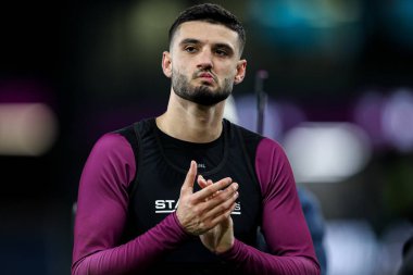 Burnley takımından Armando Broja, 27 Aralık 2025 'te Burnley ile Everton arasında oynanan Premier League maçı sonrasında taraftarlarını alkışladı.