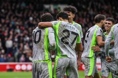 Manchester City 'den Rayan Cherki, 27 Aralık 2025' te İngiltere 'nin Nottingham kentinde oynanan Premier League maçında Nottingham Forest' a karşı Manchester City maçında 1-2 'lik galibiyetini kutluyor.