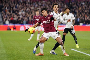 West Ham United 'dan Mateus Fernandes ve Fulham' dan Antonee Robinson Premier League maçında West Ham United Fulham 'a karşı Londra Stadyumu, Londra, Birleşik Krallık, 27 Aralık 202