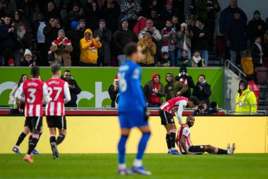 Brentford 'dan Kevin Schade ve Brentford' dan Igor Thiago, 27 Aralık 2025 'te Londra' daki Gtech Community Stadyumu 'nda oynanan Premier League karşılaşmasında takım golünü 2-0 atmayı kutluyor.
