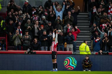Brentford 'dan Kevin Schade, Premier League maçında Brentford Bournemouth' a karşı Gtech Community Stadyumu, Londra, İngiltere 'de 27 Aralık 2025' te oynanan maçta 1-0 kazanma hedefini kutluyor.