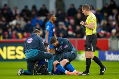 Bournemouth 'dan Lewis Cook, 27 Aralık 2025' te İngiltere 'deki Gtech Community Stadyumu' nda oynanan Premier League maçı sırasında sahada tedavi gördü.