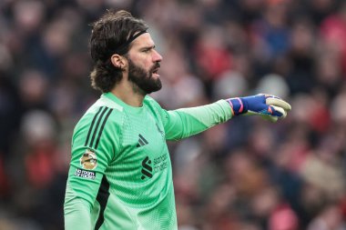 Liverpool 'dan Alisson Becker, İngiltere' nin Liverpool kentinde oynanan Liverpool-Wolverhampton Wanderers maçında takım talimatlarını verir.