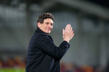 Brentford 'un Keith Andrews teknik direktörü, Premier League maçında Brentford' a karşı Bournemouth 'u 27 Aralık 2025' te Londra 'daki Gtech Community Stadyumu' nda alkışlıyor.
