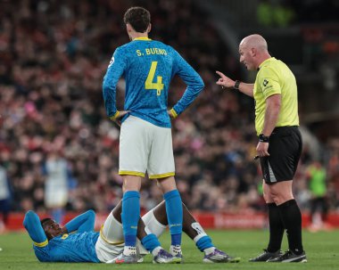 Wolverhampton Wanderers takımından Yerson Mosquera tedavi arıyor, fakat hakem Simon Hooper Premier Lig maçında Liverpool 'a karşı Anfield, Liverpool, İngiltere' de Wolverhampton Wanderers maçında kenara çekildi.