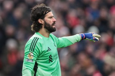 Liverpool 'dan Alisson Becker, İngiltere' nin Liverpool kentinde oynanan Liverpool-Wolverhampton Wanderers maçında takım talimatlarını verir.