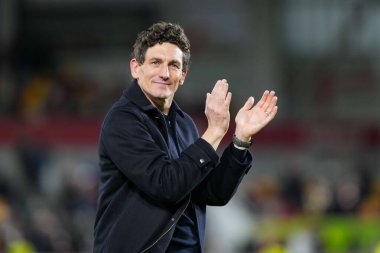 Brentford 'un Keith Andrews teknik direktörü, Premier League maçında Brentford' a karşı Bournemouth 'u 27 Aralık 2025' te Londra 'daki Gtech Community Stadyumu' nda alkışlıyor.