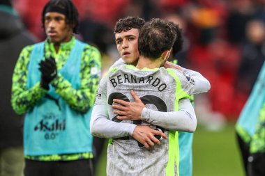 Manchester City 'den Phil Foden, 27 Aralık 2025' te İngiltere 'nin Nottingham şehrinde oynanan Premier League maçından sonra Manchester City' deki Nottingham Forest 'a karşı oynanan maçın ardından Manchester City' den Bernardo Silva 'yı kucaklıyor.
