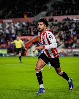 Brentford 'dan Kevin Schade, Premier League maçında Brentford Bournemouth' a karşı Gtech Community Stadyumu 'nda 27 Aralık 2025' te 4-1 kazanma hedefini kutluyor.