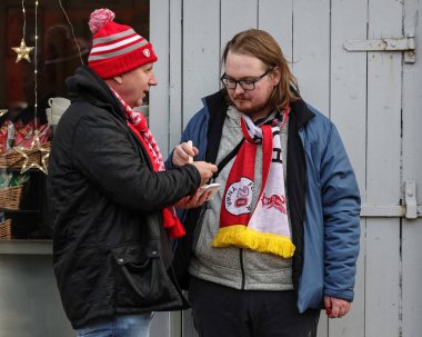 Liverpool taraftarları 27 Aralık 2025 'te İngiltere' nin Liverpool kentinde oynanan Liverpool-Wolverhampton Wanderers maçında bir ısırık aldılar.