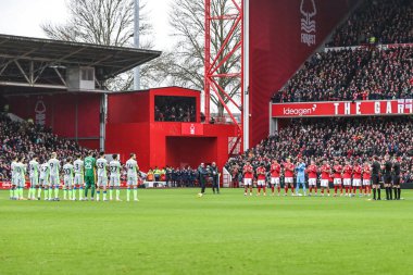 İngiltere 'nin Nottingham şehrinde 27 Aralık 2025' te oynanan Premier Lig maçında John Robertson 'un anısına seyirciler, oyuncular ve menajerler alkışlıyor.