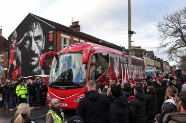 Liverpool takım koçu, 27 Aralık 2025 'te İngiltere' nin Liverpool kentinde oynanan Premier League maçında Liverpool ile Wolverhampton Wanderers arasındaki karşılaşmada seyircileri karşılamak için sokaklara dökülürken geliyor.