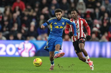 Leeds United takımından Jayden Bogle, 28 Aralık 2025 'te İngiltere' nin Sunderland-Leeds United Stadyumu 'nda oynanan Premier League maçında pas attı.