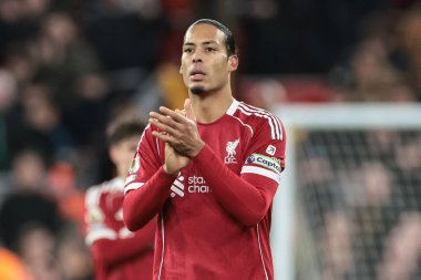 Liverpool 'dan Virgil van Dijk, 27 Aralık 2025' te İngiltere 'nin Liverpool kentinde oynanan Premier League maçında Liverpool' a karşı Wolverhampton Wanderers maçının son düdüğü çaldıktan sonra taraftarları alkışlıyor.