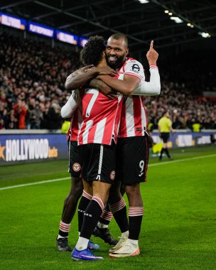 Brentford 'dan Kevin Schade, Premier League karşılaşması Brentford Bournemouth' a karşı Gtech Community Stadyumu 'nda 27 Aralık 2025' te oynanan karşılaşmada Brentford 'lu Igor Thiago ile 3-0 yapma hedefini kutluyor.