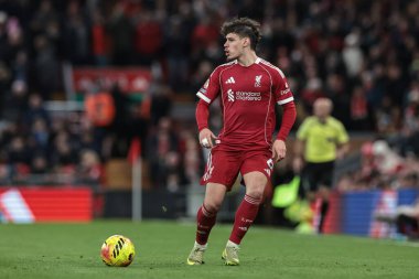 Liverpool 'dan Milos Kerkez, 27 Aralık 2025' te İngiltere 'nin Liverpool kentinde oynanan Premier League maçında Wolverhampton Wanderers' a karşı oynadığı maçta topu atıyor.