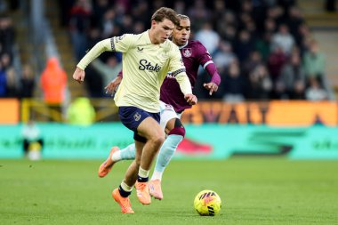 Premier Lig maçında topu ayaklarının dibinde tutan Tyler Dibling Burnley, Everton 'a karşı Turf Moor, Burnley, Birleşik Krallık, 27 Aralık 2025