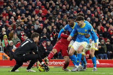 Wolverhampton Wanderers kalecisi Jose Sa, Premier League maçı sırasında Liverpool 'un Wolverhampton Wanderers' a karşı oynadığı Anfield, Liverpool, Birleşik Krallık 'ta 27 Aralık 2025' te Alexis Mac Allister 'dan kurtarıyor.