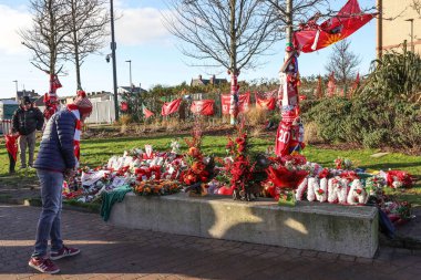 Anfield, Liverpool 'da Wolverhampton Wanderers' a karşı oynanan Premier Lig maçında Anfield 'in dışında sergilenen Diogo Jota çiçekleri, 27 Aralık 2025