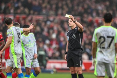 Hakem Robert Jones Premier Lig maçı sırasında Manchester City 'den Ruben Dias' a sarı kart verdi Nottingham Forest Manchester City 'ye karşı City Ground, Nottingham, İngiltere, 27 Aralık 2025