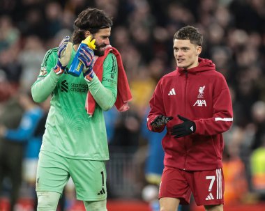 Liverpool 'dan Alisson Becker ve Florian Wirtz, 27 Aralık 2025' te İngiltere 'nin Liverpool kentinde oynanan Premier League maçı Liverpool-Wolverhampton Wanderers maçında kazandıkları 2-1' lik galibiyeti kutluyorlar.