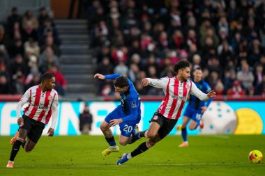 Brentford 'dan Kevin Schade ve Bournemouth' dan Lex Jimnez Premier Lig maçında Brentford Bournemouth 'a karşı Gtech Community Stadyumu, Londra, Birleşik Krallık' ta 27 Aralık 2025 'te bir araya geldikten sonra takla attılar.