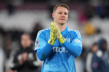 Fulham 'dan Bernd Leno, 27 Aralık 2025' te Londra 'daki Londra Stadyumu' nda oynanan Premier League maçında desteğini alkışladı.