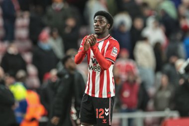 Sunderland 'dan Eliezer Mayenda, 28 Aralık 2025' te İngiltere 'nin Sunderland kentinde oynanan Premier League maçında Sunderland-Leeds United maçının son düdüğü sonrasında taraftarları alkışlıyor.