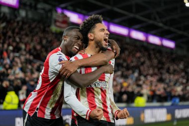 Brentford 'dan Kevin Schade ve Brentford' dan Michael Kayode, 27 Aralık 2025 'te Gtech Community Stadyumu' nda oynanan Premier League karşılaşmasında 3-1 'lik galibiyet golünü kutluyorlar.